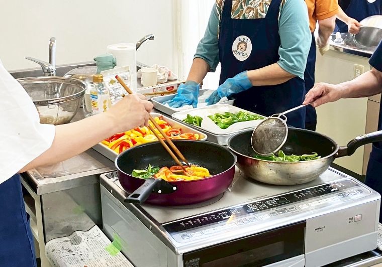 子ども食堂での調理の様子