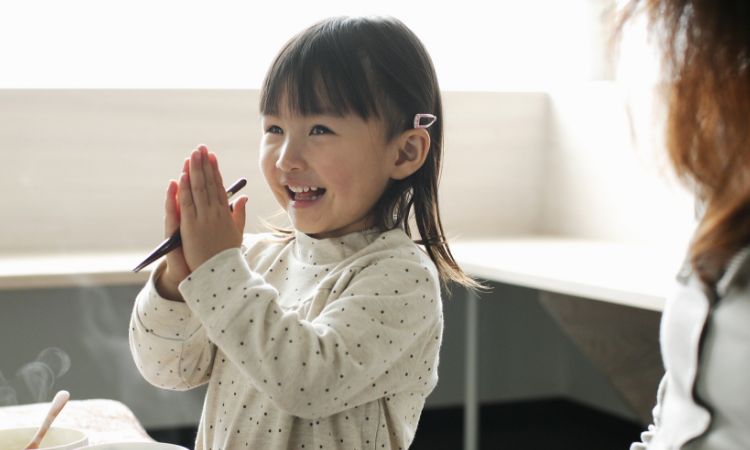 食事を楽しむ子供の様子