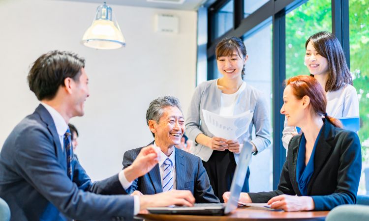 オフィスで会議をする様子