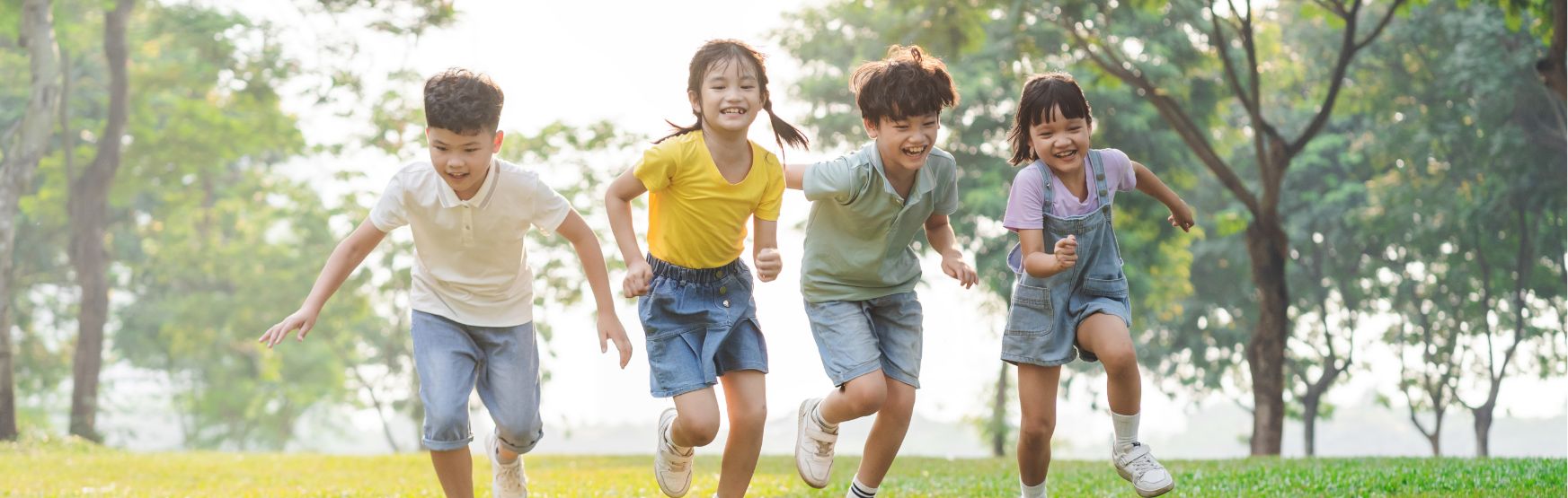 子供たちが草原を走っている様子
