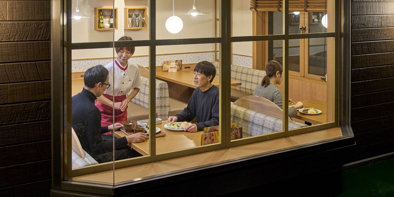 店内で食事を楽しむお客様の様子