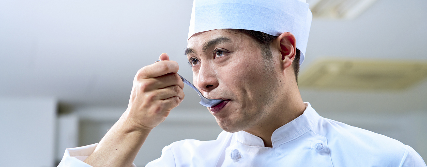 チキンドリアのソースを味見する様子
