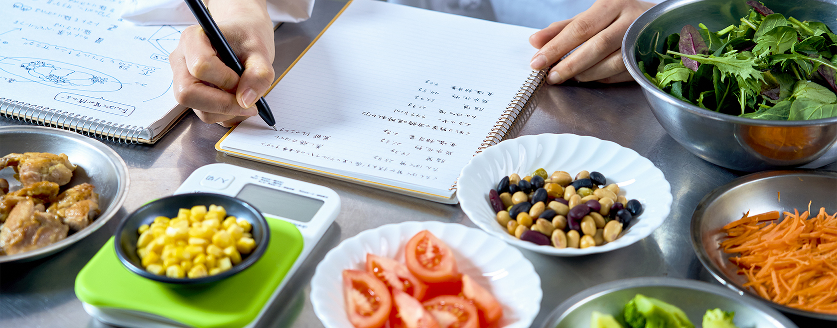 栄養バランスを考えながらメニューを案じる様子
