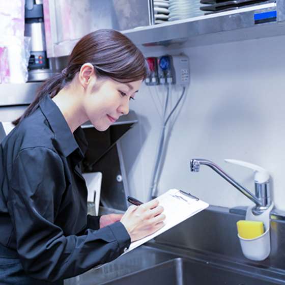 手洗いをする従業員