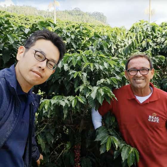 現地で食材の品質を確認する様子
