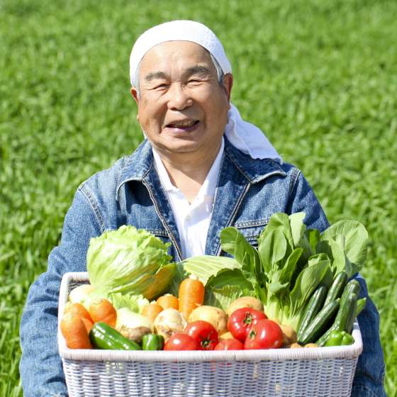 新鮮な野菜を持つ生産者